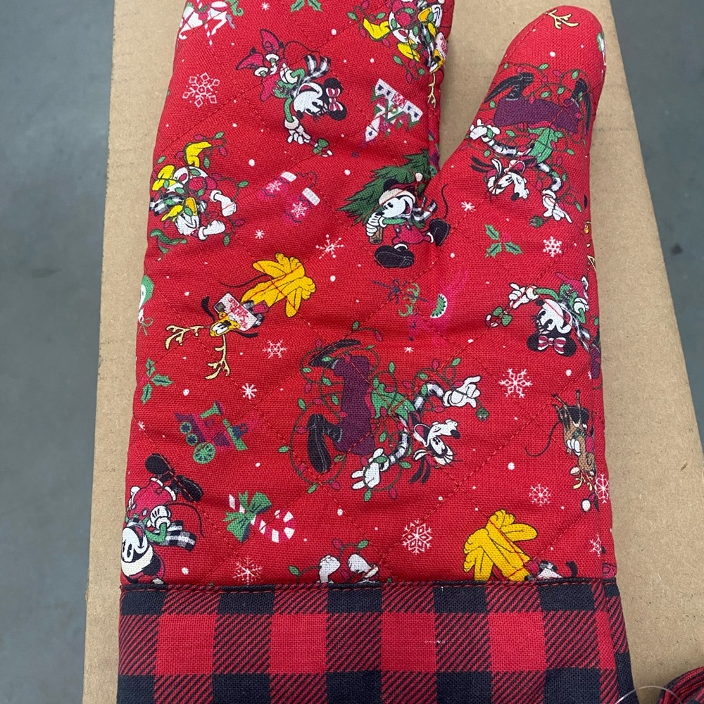 Disney Holiday oven mitt